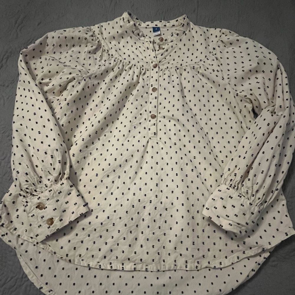 Old Navy Women’s cream and black top. Size M
